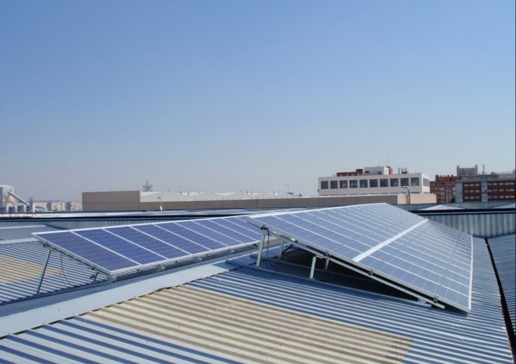 Mantenimiento de placas solares en una oficina en Arganda del Rey